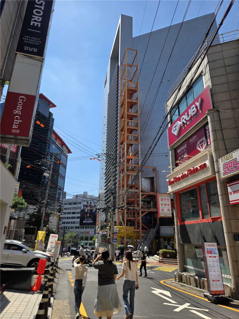 건물 앞 메인 도로 1